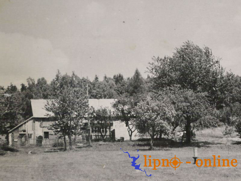 Fotografie zachycuje jedno z pvodnch staven v obci Lipno nad Vltavou